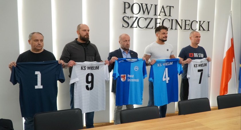 Zdjęcie: Wielim Szczecinek otrzymał koszulki od samorządu powiatowego / fot. Gryf TV