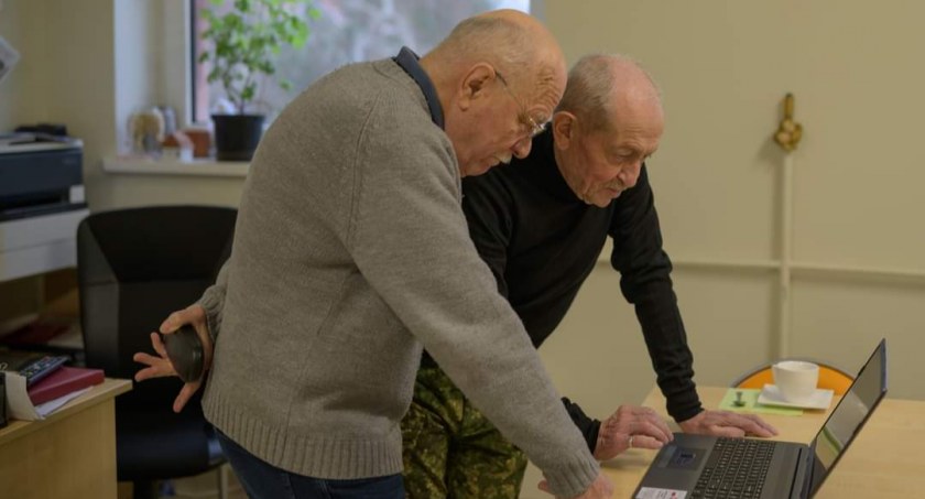 Zdjęcia: Seniorzy z Bornego Sulinowa już z nowymi laptopami.