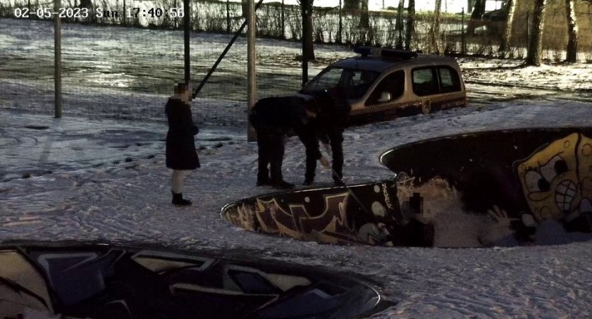 Zdjęcie: Dziewczynki nie mogły wydostać się z niecki na Skateplazie / foto: Straż Miejska w Szczecinku