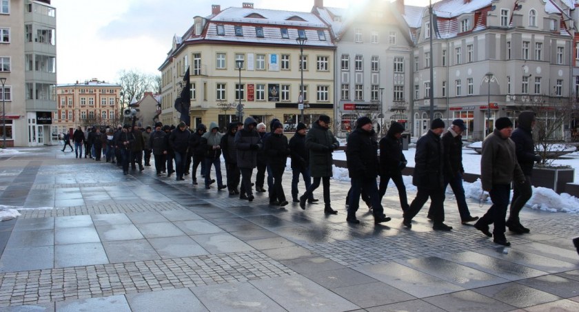 zdjęcie: Męski Różaniec na ulicach Szczecinka. Luty 2023