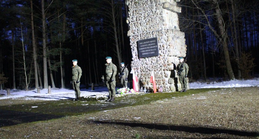 Zdjęcie: pomnik w miejscu, w którym znajdował się niemiecki Stalag 2B Hemmerstein
