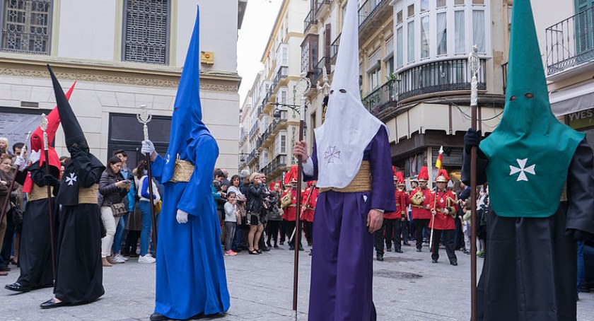 Pochód katolickich bractw w Maladze. Fot. Pedro J Pacheco (CC BY-SA 4.0)