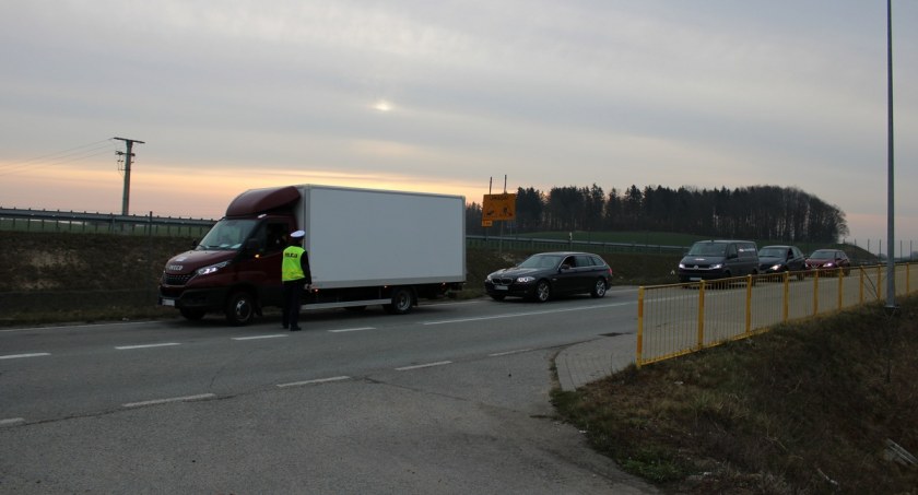 zdjęcie: kontrola trzeźwości kierowców na ul. Koszalińskiej / fot: KPP Szczecinek