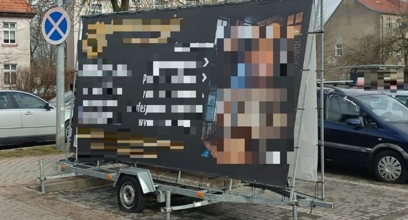 zdjęcie: przyczepa reklamowa na parkingu w Szczecinku / foto: SM