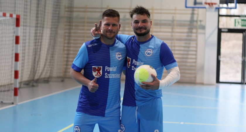 Zdjęcie: Michał Boderek i Michał Leszczyński - zawodnicy Mechanika Bobolice, tutaj w barwach futsalowego Wielimia / fot. P. Witczuk