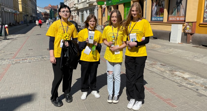 Zdjęcie: Wolontariusze zbierają pieniądze na rzecz szczecineckiego hospicjum / fot. P. Witczuk