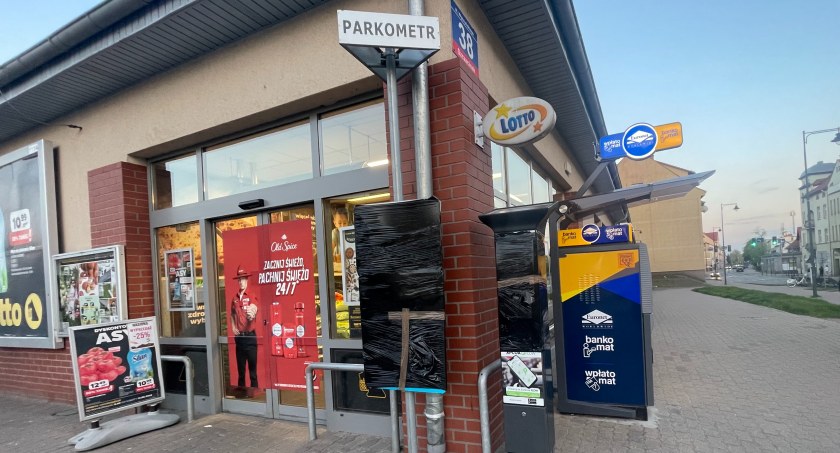 zdjęcie: zasłonięty parkomat koło marketu Netto w Szczecinku przy ul. Wyszyńskiego