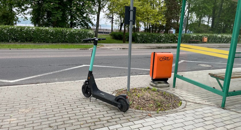 zdjęcie: hulajnoga na przystanku autobusowym w Szczecinku