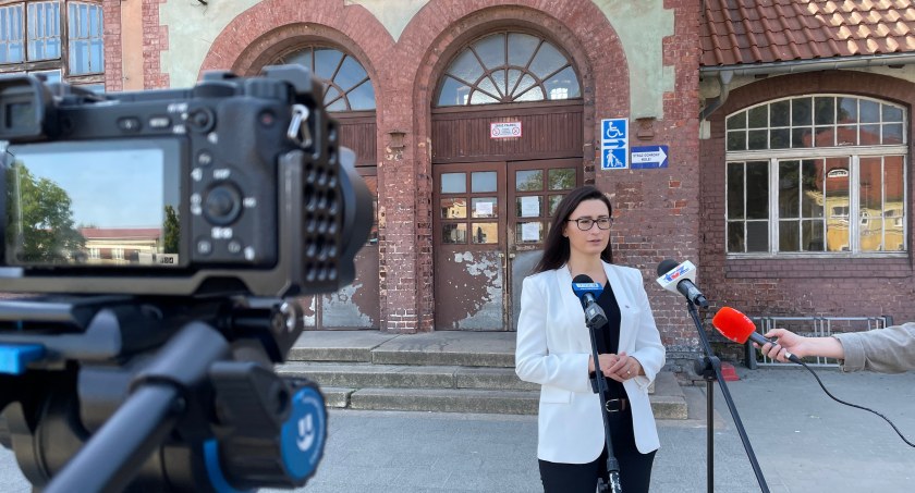 Zdjęcie: Konferencja Małgorzaty Golińskiej przed dworcem w Szczecinku