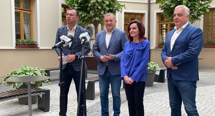 Zdjęcie: Briefing odbył się na dziedzińcu ratusza
