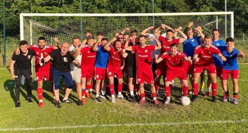 Zdjęcie: Radość MKP po karnych w Manowie / fot. MKP Szczecinek
