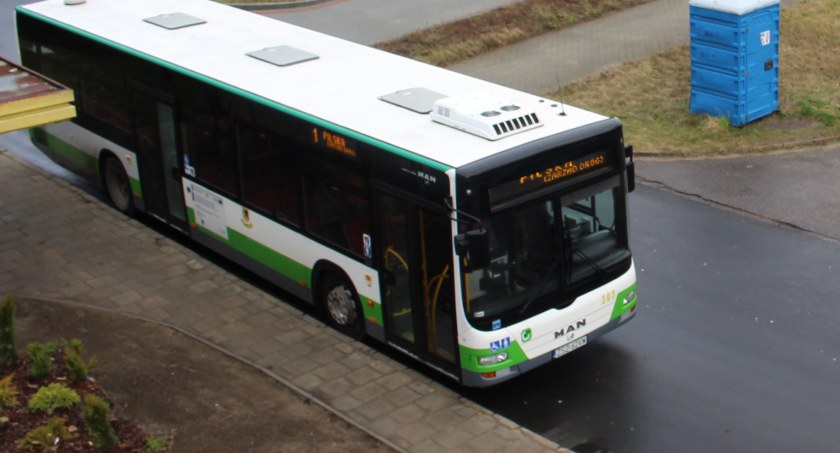 zdjęcie: autobus miejski na przystanku przy ul. Pilskiej. foto: Czytelnik