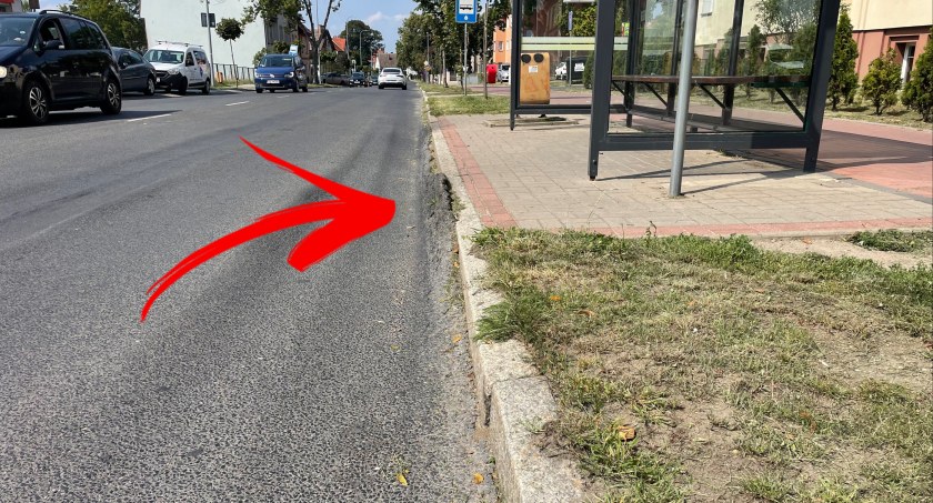 zdjęcie: koleiny w asfalcie na przystanku autobusowym przy ul. Kościuszki, naprzeciw szpitala