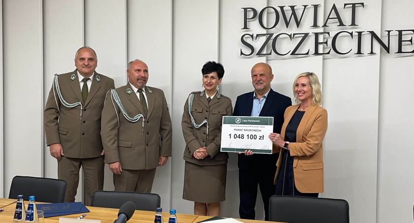 Zdjęcie: Podpisanie umów na inwestycje drogowe / P. Witczuk