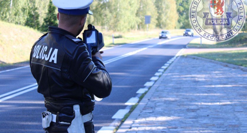 zdjęcie: policjant w trakcie pomiaru prędkości / fot: KPP Szczecinek