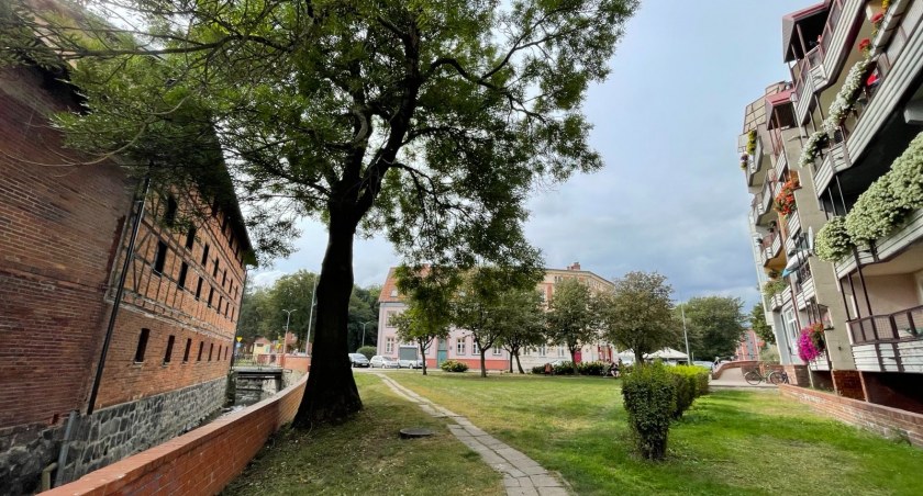zdjęcie: restauracja Browar w Szczecinku i sąsiadujący z nią blok mieszkalny