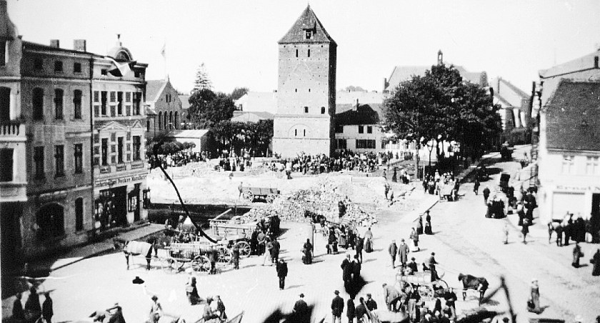 zdjęcie: plac u podnóża wieży św. Mikołaja w Szczecinku