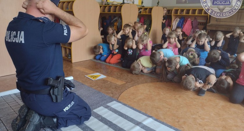 Policja, Bezpieczeństwo ostrożność spotkaniu czworonogiem Przedszkolaki wiedzą - zdjęcie, fotografia