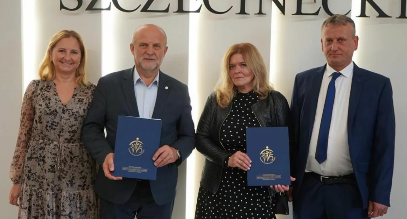 zdjęcie:  Małgorzata Kubiak-Horniatko, dyrektor Powiatowego Centrum Pomocy Rodzinie, starosta Krzysztof Lis i państwo Dudzińscy