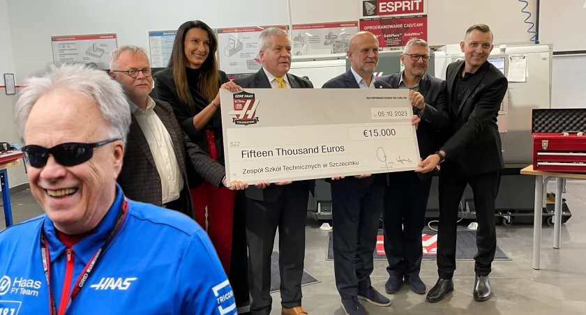 Zdjęcie: Przekazanie czeku dla ZST / fot. P. Witczuk; Haas F1