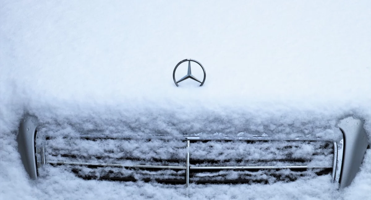 zdjęcie: Mercedes-Benz zasypany śniegiem / pixabay /  Julita  
