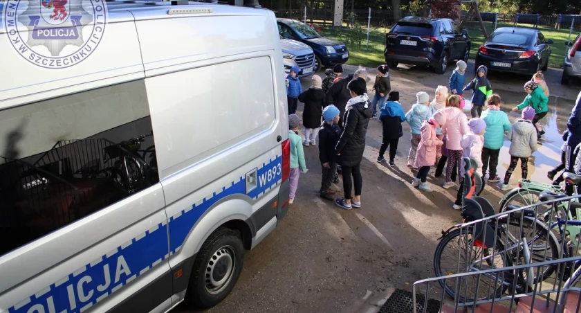 Policja, Policyjny ambulans podjechał przedszkole - zdjęcie, fotografia