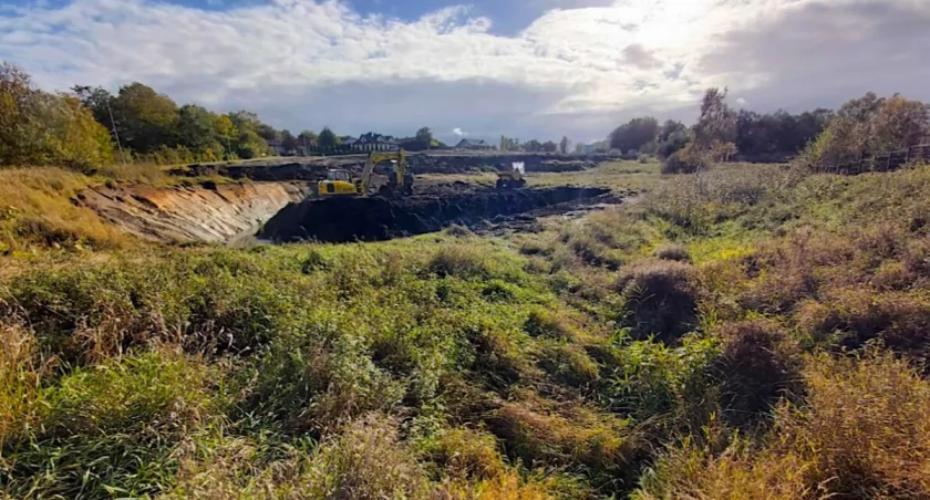 zdjęcie: Wykopy ziemne prowadzone na Świątkach / fot: Starostwo Powiatowe w Szczecinku