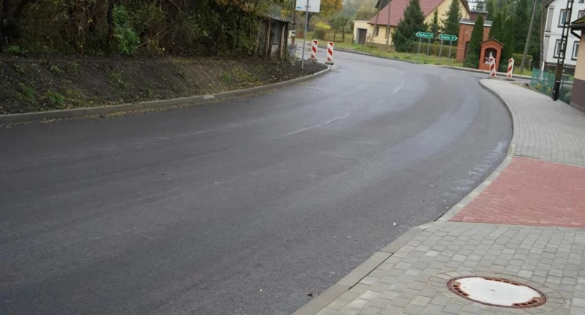 Powiat, Mieszkańcy Krosina mogą cieszyć nowej drogi - zdjęcie, fotografia