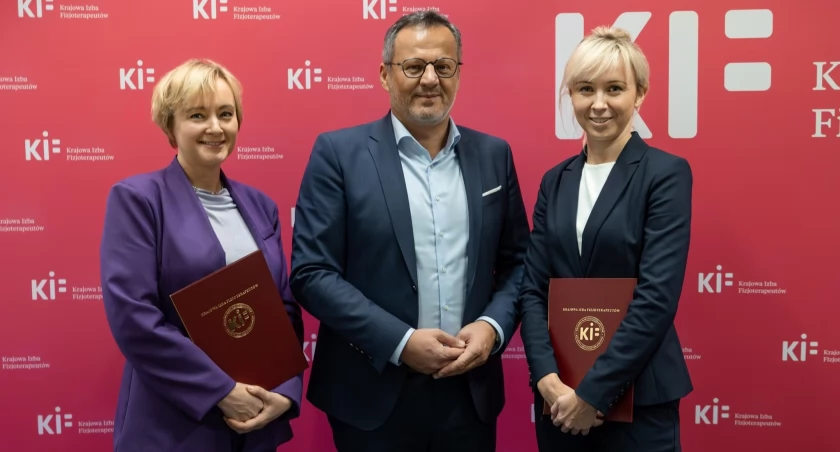 zdjęcie: Renata Rautszko (pierwsza z prawej) z powołaniem do Krajowej Rady Fizjoterapeutów / Fot. Krajowa Izba Fizjoterapeutów