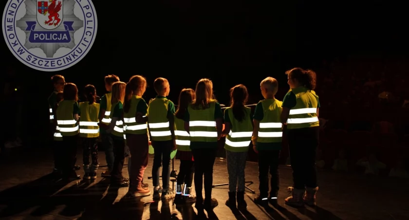 Policja, odblaski! każde dziecko dorośli powinni - zdjęcie, fotografia