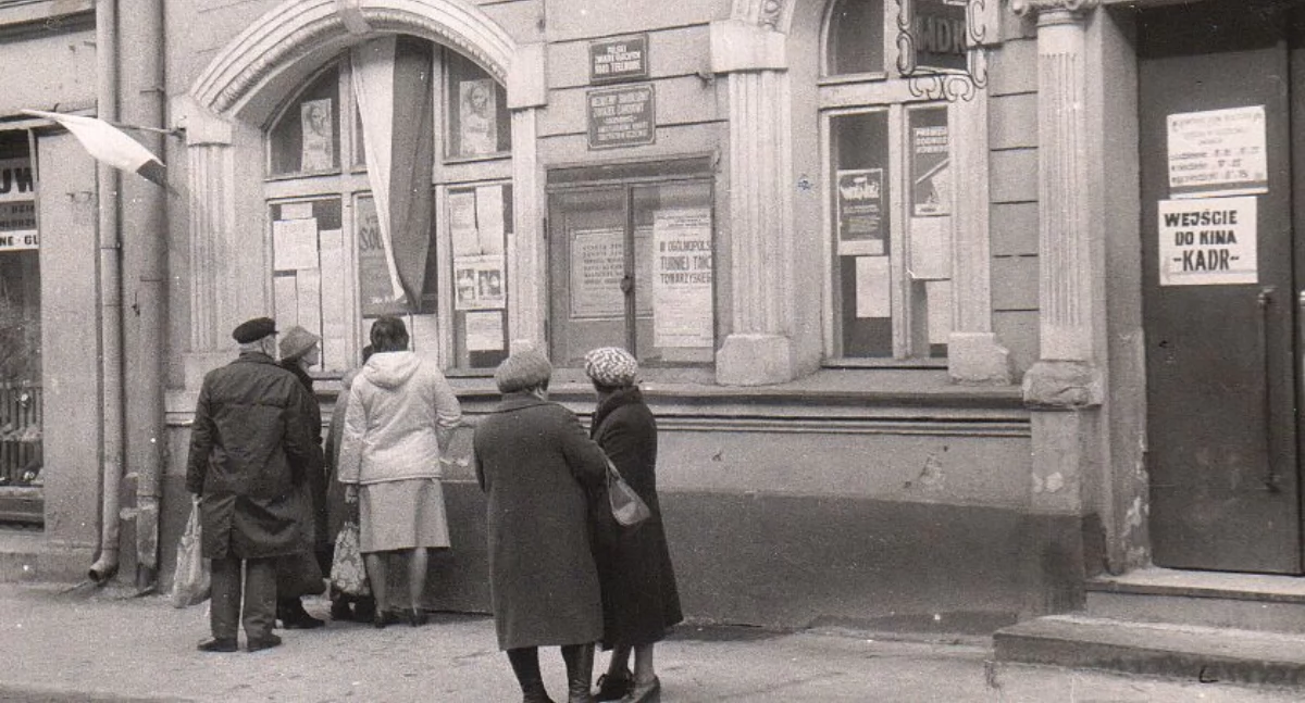 zdjęcie: Ogłoszenia na dawnym Szczecineckim Ośrodku Kultury, 1981. Zdjęcie sprzed wprowadzenia stanu wojennego / fot: Jerzy Gasiul
