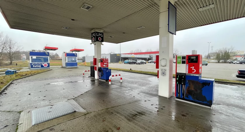 Zdjęcie: stara stacja paliw na placu po Tesco w Szczecinku