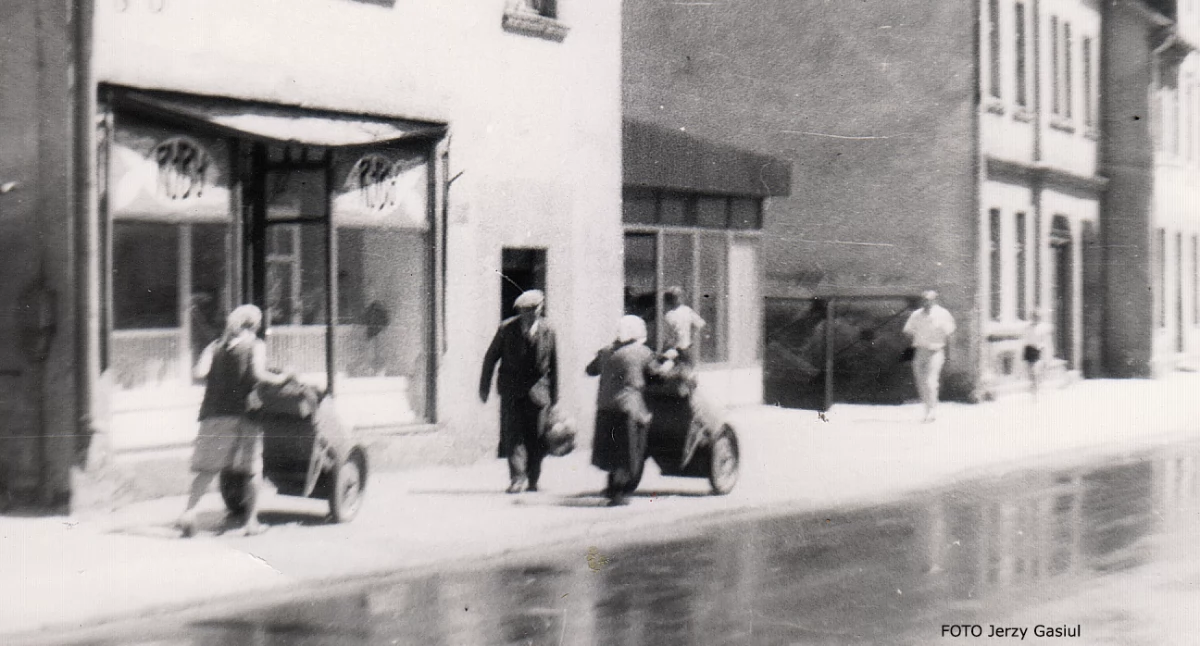 Historia, sprzątaczki wymyta ulica - zdjęcie, fotografia