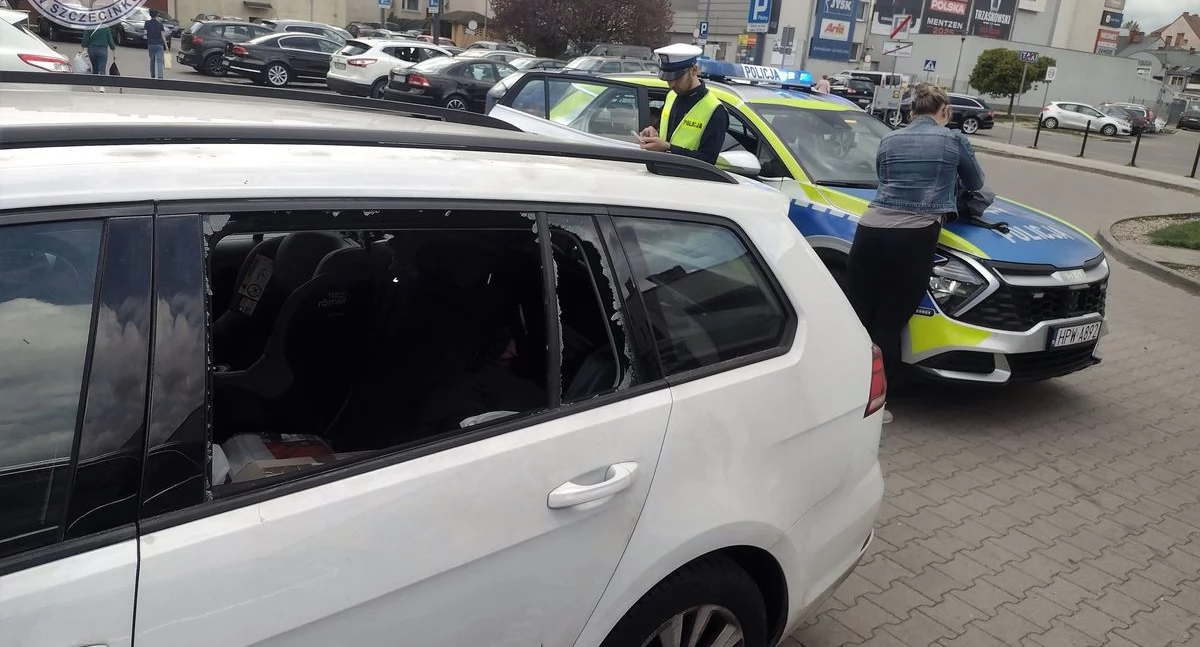 Policja, Policjanci wybili szybę aucie żeby ratować małe dziecko - zdjęcie, fotografia