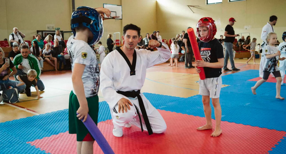 taekwondo, Pająk świątecznym klimacie wojownicy opanowali halę - zdjęcie, fotografia