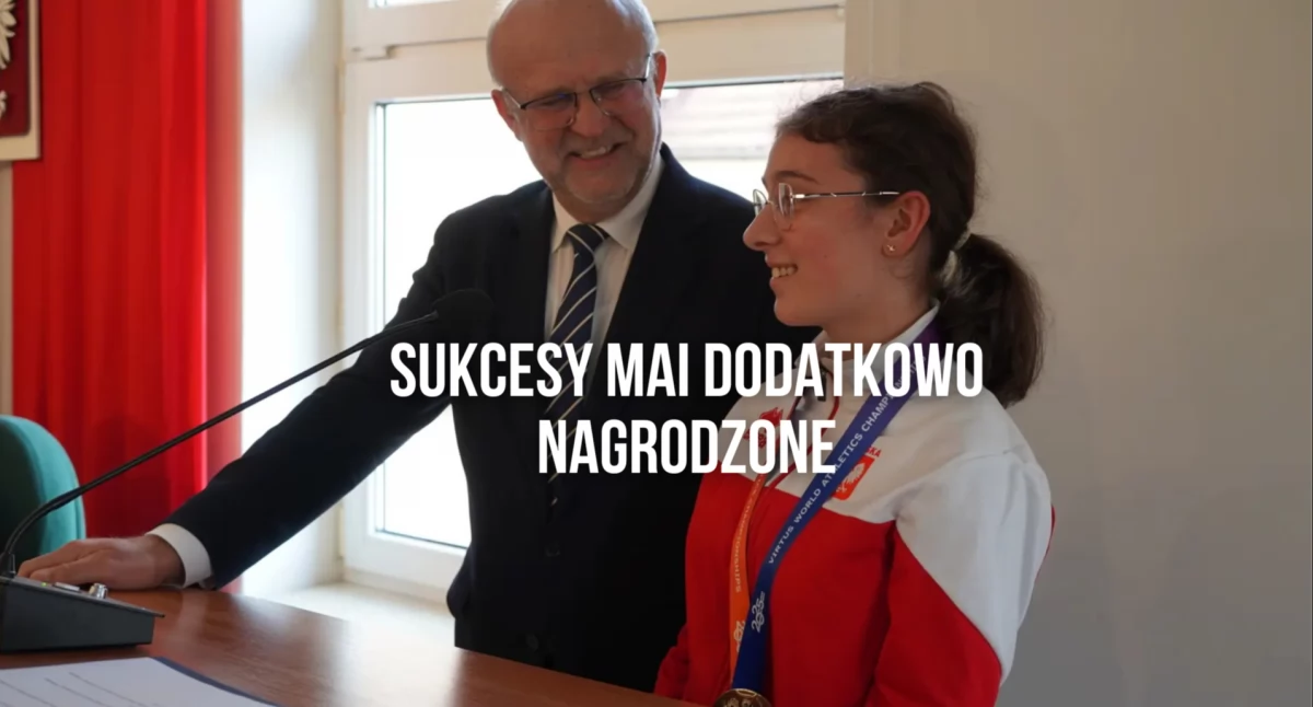 Aktualności, Kuchar medalami Starosta wręcza nagrodę - zdjęcie, fotografia