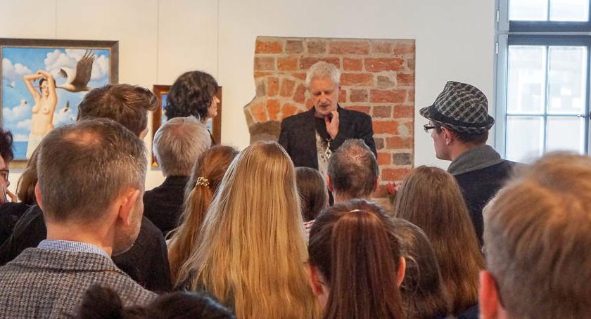 Rafał Olbiński i jego obrazy w Szczecinku