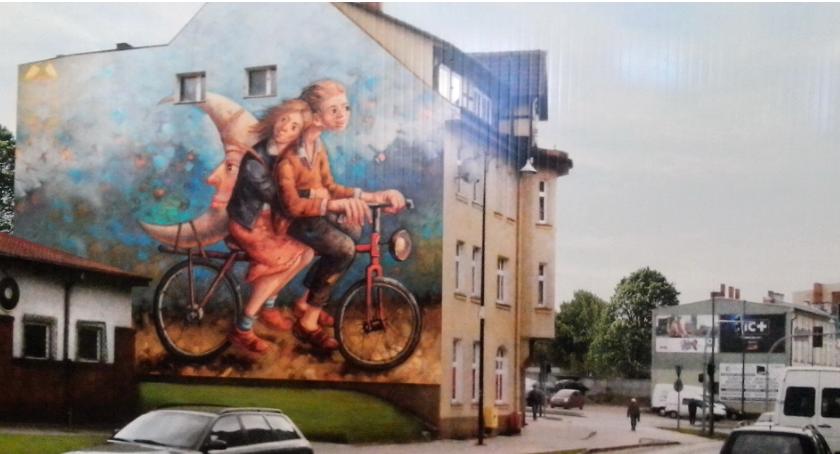 Kradną księżyc i uciekają na rowerze. Nowy mural na ulicach Szczecinka