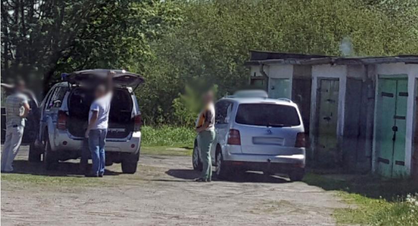 Ktoś porąbał drzwi garażu siekierą