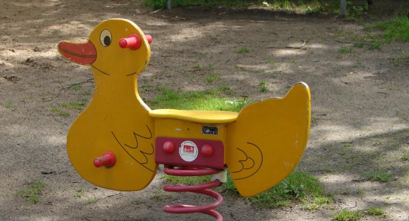 Niektórym przeszkadzają bawiące się dzieci. Dzwonią po straż miejską