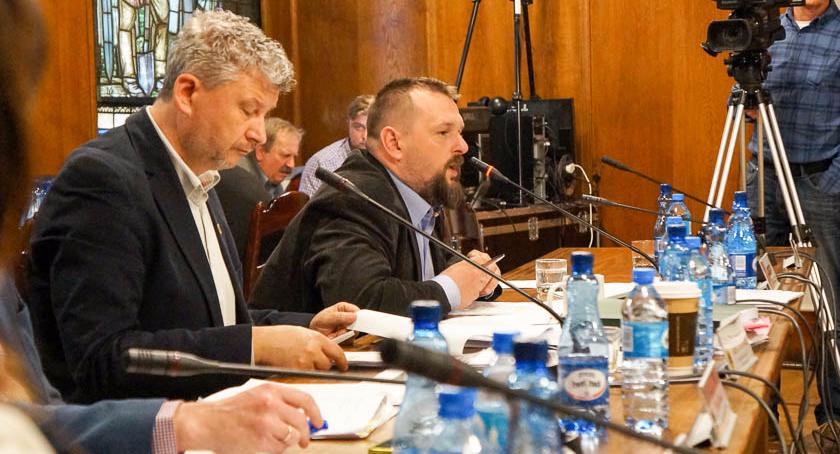 Z diety radnego można też zabierać