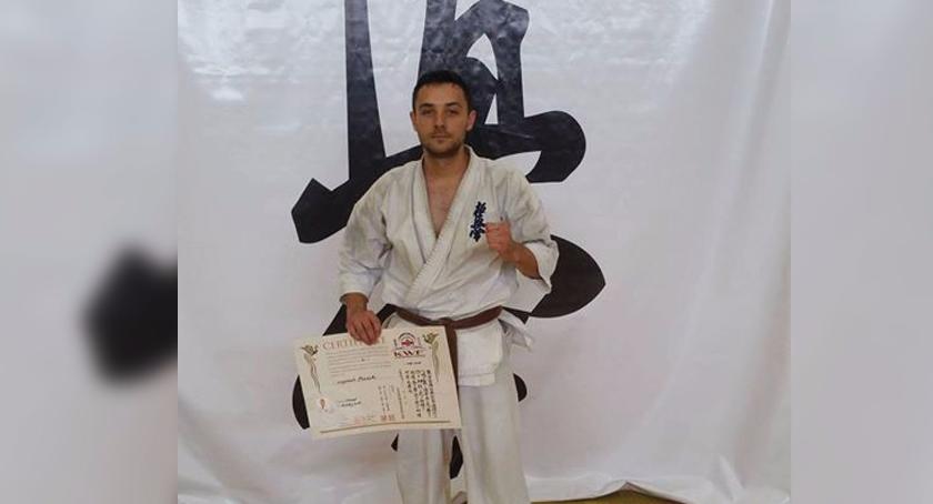 Wojciech Piesik z czarnym pasem karate