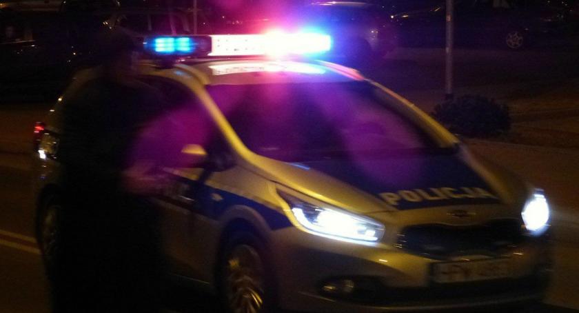 Brutalna napaść na policjanta. Bili pałkami