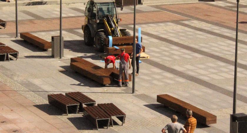 Nowe ławki na placu Wolności. Tak już zostanie