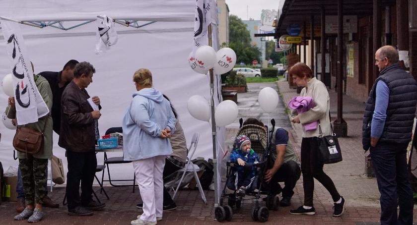 Bronili demokracji w Szczecinku. Działacze KOD próbowali rozmawiać z mieszkańcami