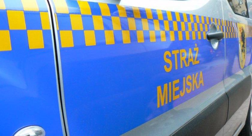 Napił się i nie miał siły wstać z chodnika, żebrak zaczepiał ludzi