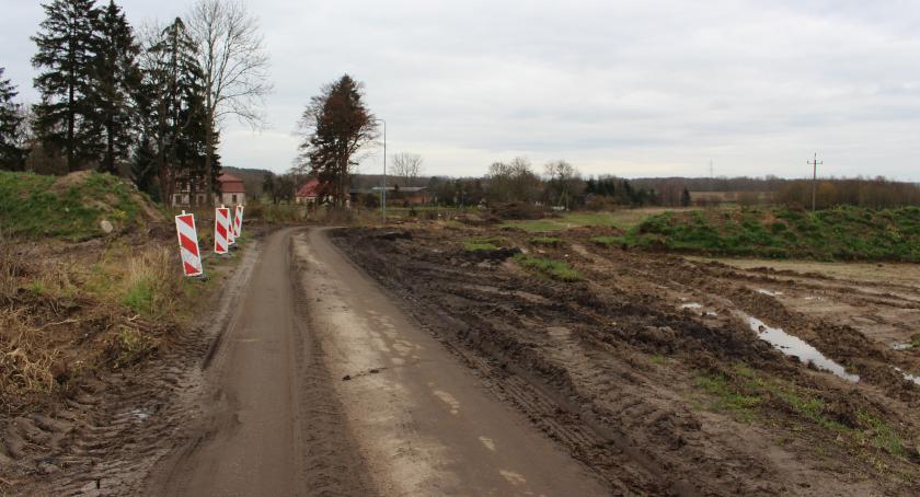Budują obwodnicę, rozjeżdżają podmiejskie drogi