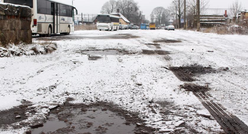 Druga ulica dojazdowa do dworca PKP. Dziury jak na Księżycu, a może nawet większe