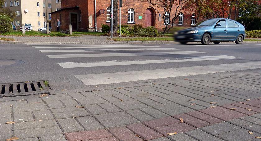 Potrącił pieszych i psa, potem mówił że nie ma tam pasów. Gonili go mieszkańcy na rowerach