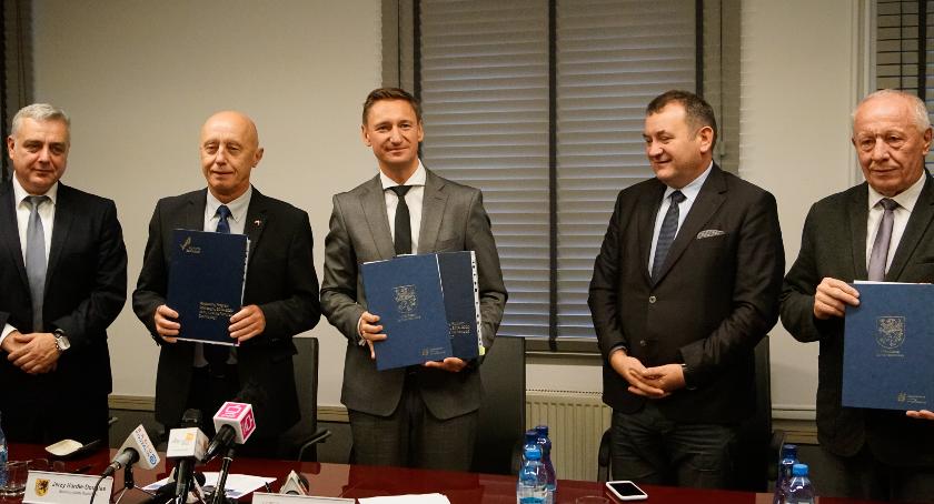  Marszałek WZ Olgierd Geblewicz, burmistrz Szczecinka Jerzy Hardie-Douglas, zastępca burmistrza Daniel Rak, burmistrz Barwic Zenon Makselon oraz poseł na Sejm Stanisław Gawłowski. 